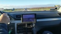 Wideorejestrator nagrywający prędkość samochodu jadącego przed nim