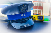 czapka policyjna i urządzenie do badania trzeźwości