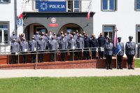 kilkadziesiąt policjanctów, w tle budynek komendy