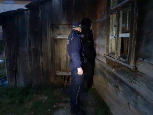 policjant puka do drzwi domu