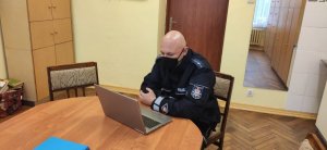 policjant prowadzi lekcje online