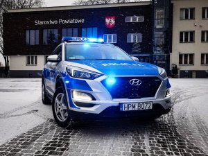 radiowóz na tle budynku Starostwa Powiatowego w Siemiatyczach