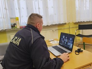 policjanci prowadzą spotkania z dziećmi