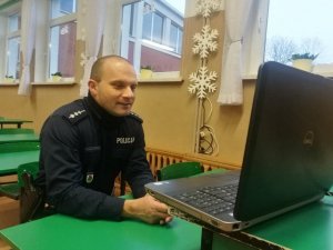 policjanci prowadzą spotkania z dziećmi