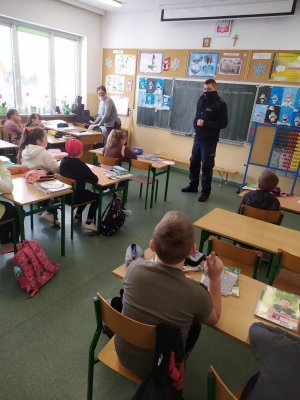 policjanci na spotkaniach w szkołach z dziećmi