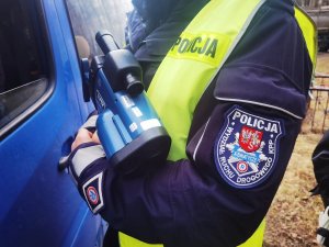 policjant mierzy prędkość na drodze