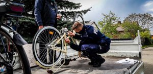 policjant oznakowuje rower