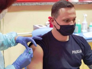 policjant otrzymuje szczepionkę na COVID/19