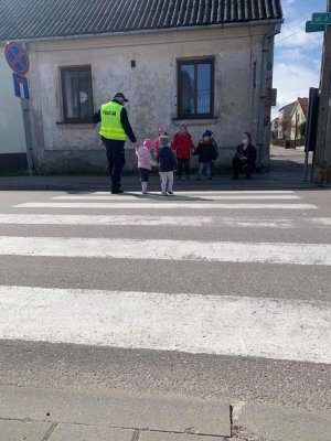policjant wśród dzieci