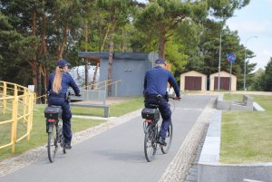 policjanci jadą na rowerach