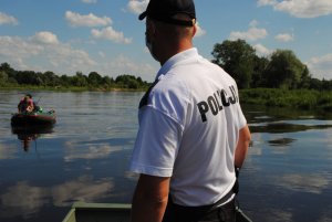 policjant na łódce dba o bezpieczeństwo nad wodą