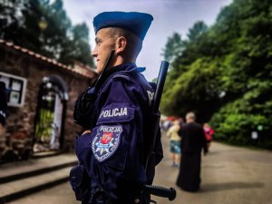 policjant, w tle ulica przy klasztorze na Grabarce