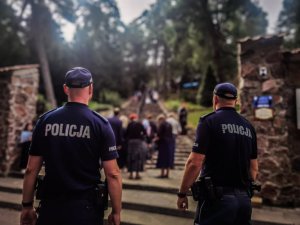 Dwaj policjanci stoją przed Świętą Górą Grabarka