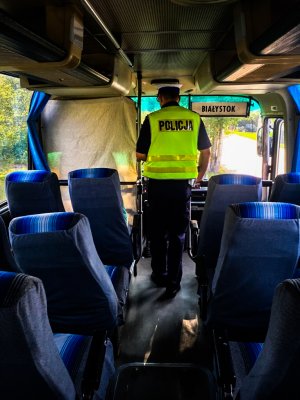 policjant kontroluje stan techniczny autobusu