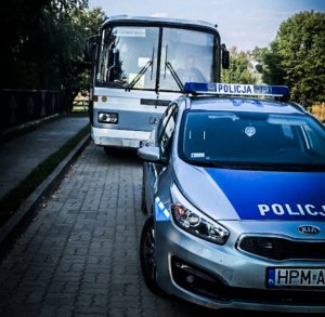 policja kontroluje stan techniczny autobusu
