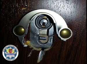 uszkodzona wkładka zamka w drzwiach. W dolnym lewym rogu logo KPP Siemiatycze.
