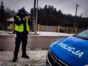 policjant kontroluje prędkość