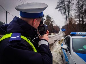 policjant kontroluje prędkość