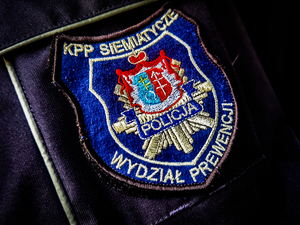 naszywka na mundurze policyjnym z logiem powiatu siemiatyckiego oraz napisem KPP Siemiatycze Wydział Prewencji