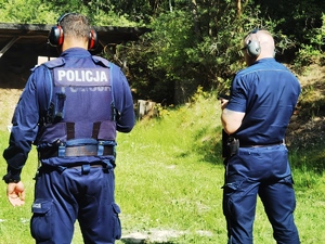 policjanci na szkoleniu strzeleckim