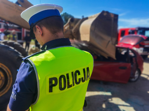 policjant zabezpieczają miejsce zdarzenia drogowego