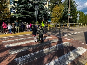 policjanci rozmawiają z dziećmi o bezpiecznej drodze do domu