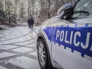 policjanci idą po śniegu