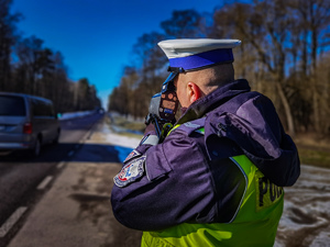 policjant kontroluje prędkość na drodze