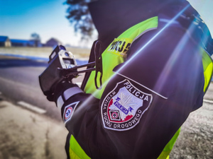 policjant kontroluje prędkość na drodze