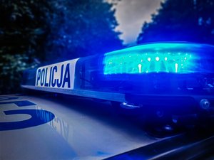 na dachu radiowozu napis policja