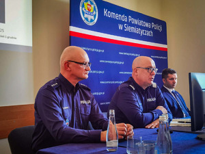 policjacni podczas odprawy