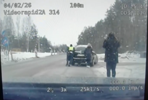 policjanci pomagaja ludziom